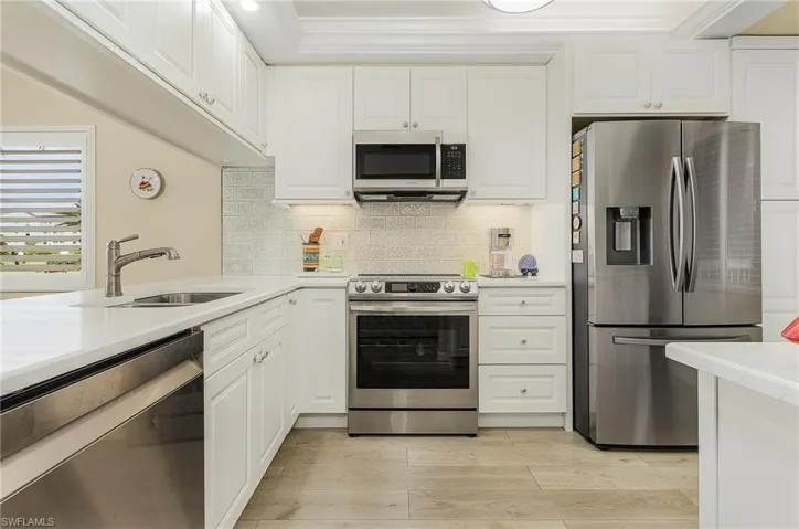 Luxury wide plank vinyl tile, stainless-steel high-end SAMSUNG appliances.