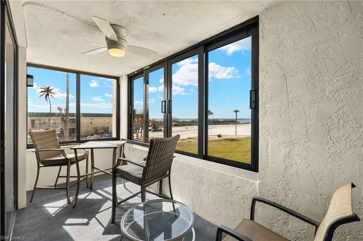 Sunroom with ceiling fan