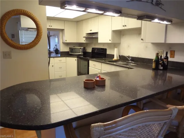 Kitchen with large breakfast bar