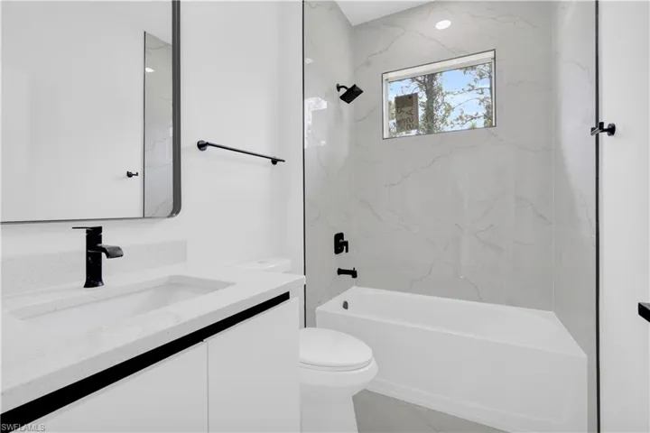 Bathroom with bathing tub / shower combination and vanity