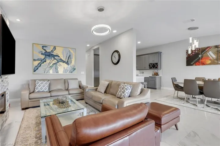 7648  Oleander Gate  DR, Naples, FL 34109