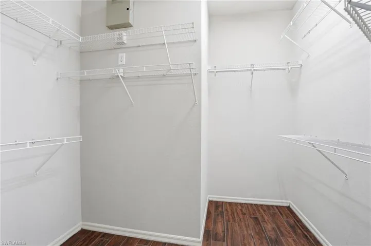 Walk-in closet ]