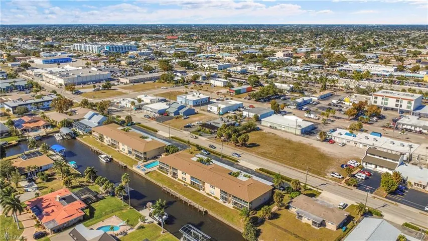 Bella Vista is walkable to Winn Dixie, Ace Hardware, Panera Bread, Monkey Bar, Tiki Hut Bar, Cape Coral Art Festival, and so much more! Burrowing Owl nests are right across the street.