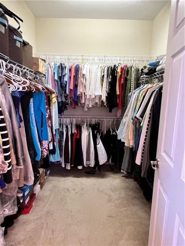 Primary features large Walk in closet