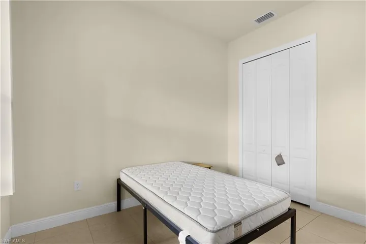 Guest bedroom #1