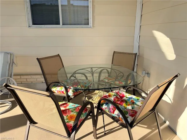 Balcony featuring outdoor dining space