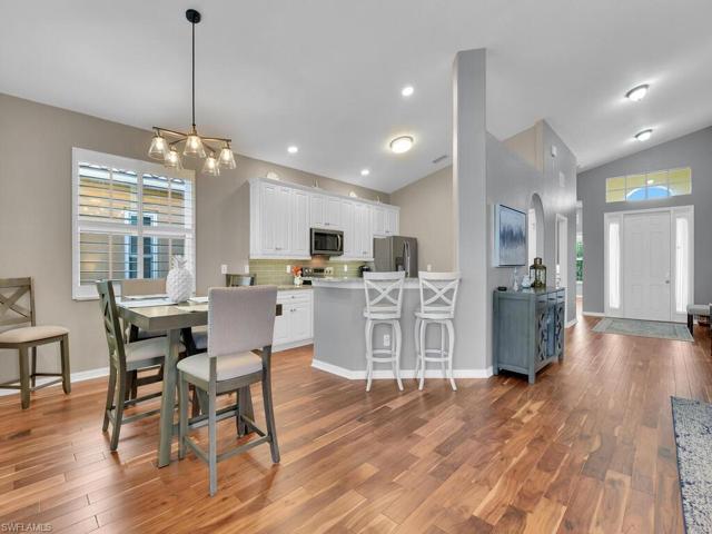 Dining Area & Breakfast Bar