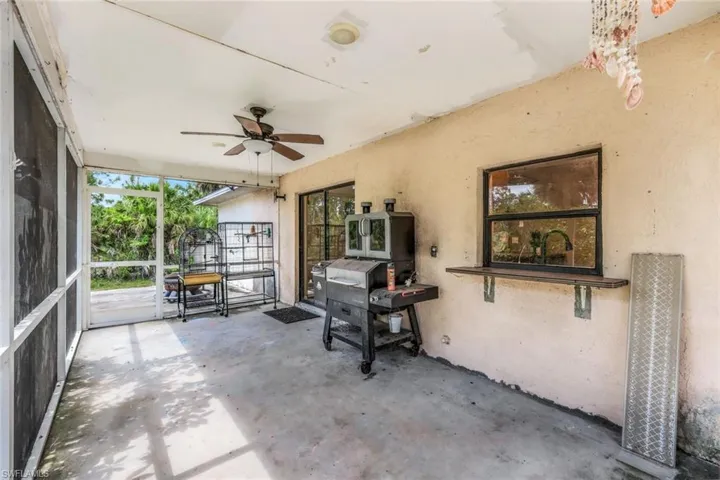 Sunroom / solarium with ceiling fan