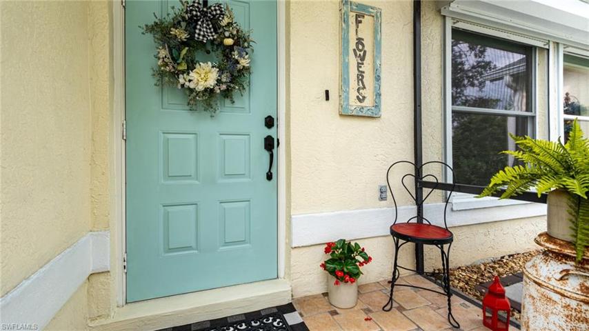 Inviting screened entryway