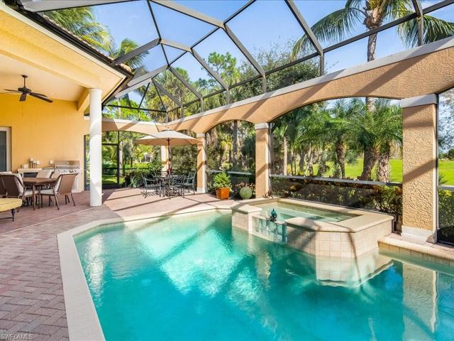 Oversized pool with Jaccuzzzi