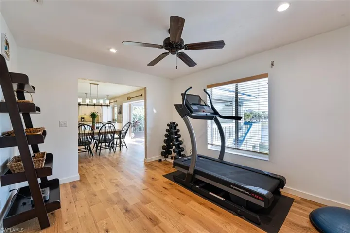 Guest room with ceiling fan and recessed lighting