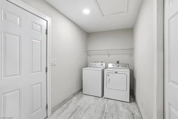 SEPARATE LAUNDRY ROOM