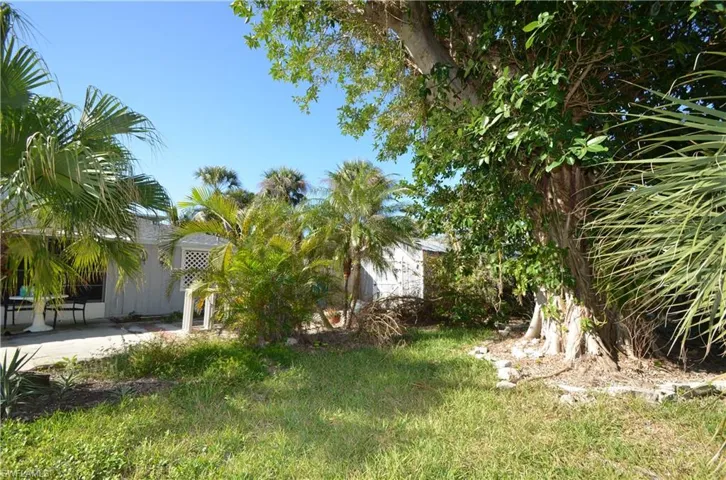 Additional yard space, plenty of room for a pool.
