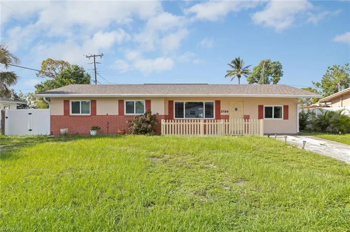 Ranch-style house with a front yard