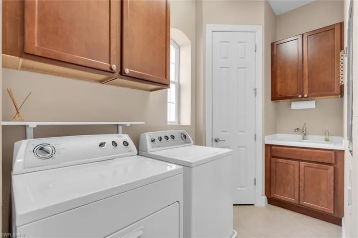Laundry room with tub