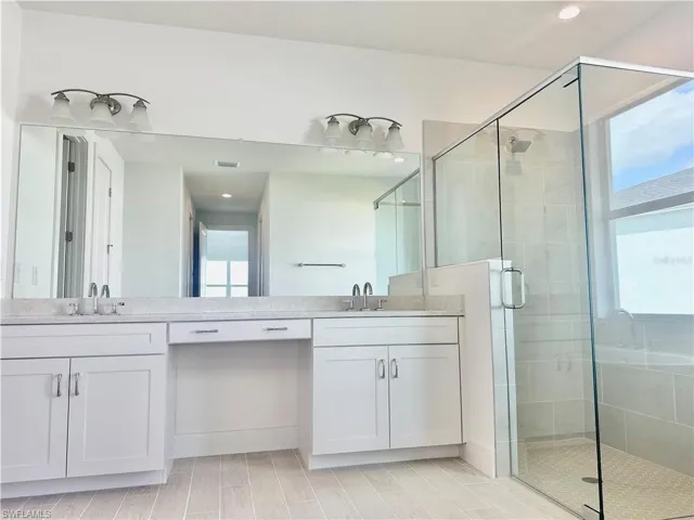 Dual-sinks, soft-close cabinetry and quartz countertops