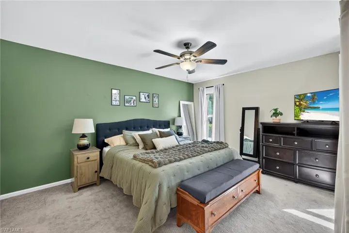 Owners suite w/ walk-in closet