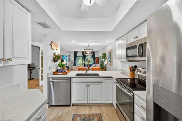 Quartz counters & SS appliances