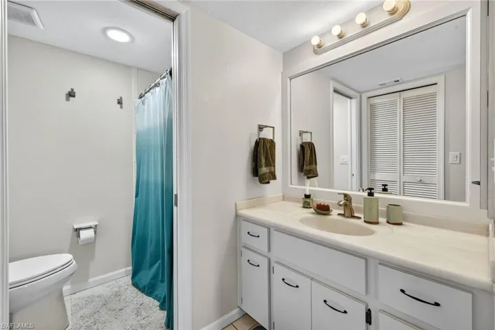 En suite bathroom w/ walk-in shower