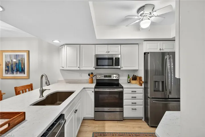 Quartz counters & SS appliances