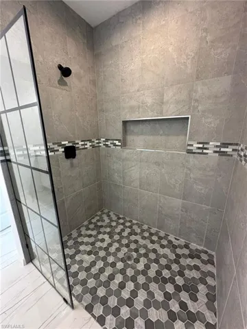 Bathroom featuring a tile shower