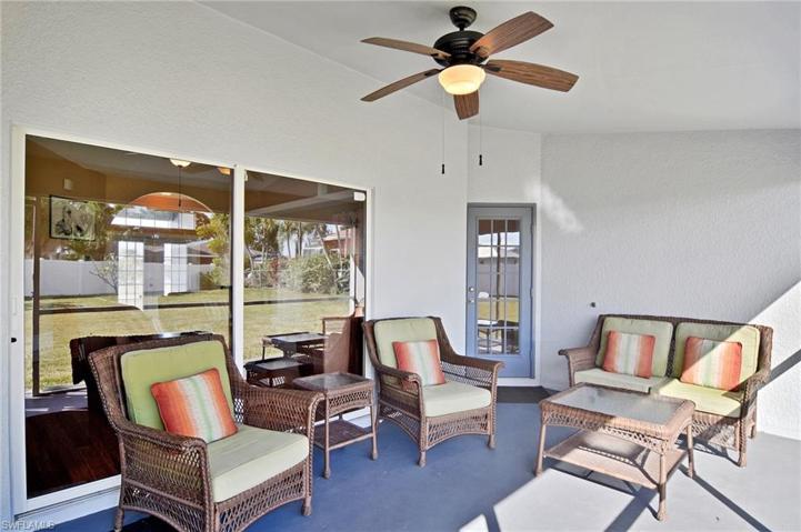 Screened in lanai to have your morning coffee