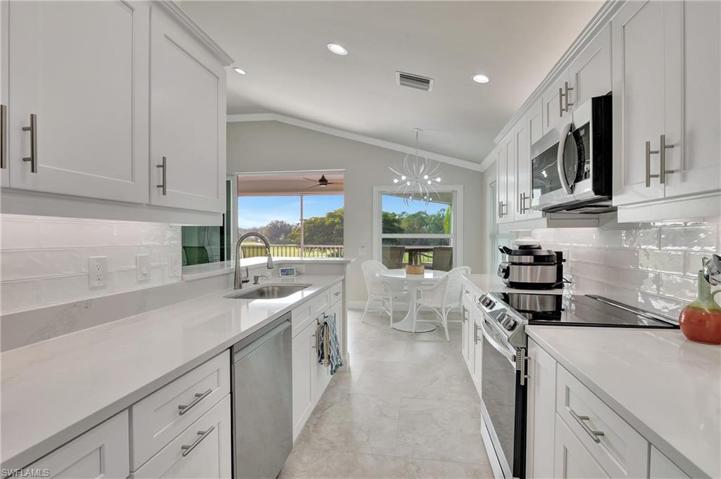 Kitchen / SS Apliances
