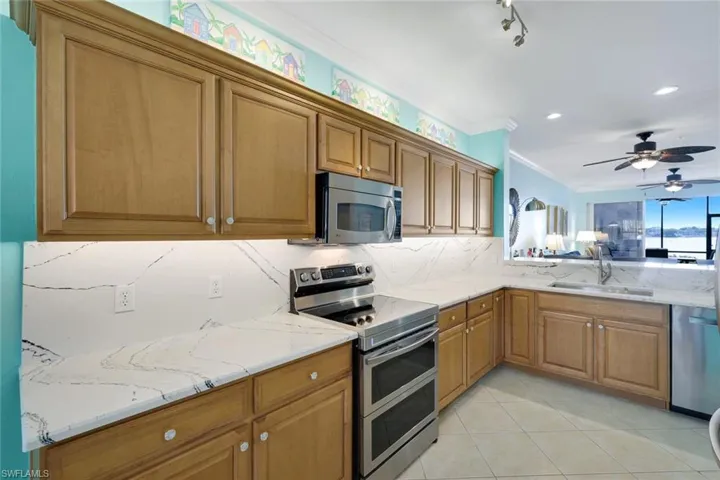 Lovely Light Quartz Counters and Countersplash!