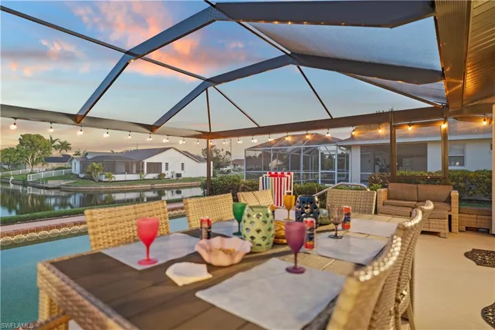 Enjoy a nice diner pool lside