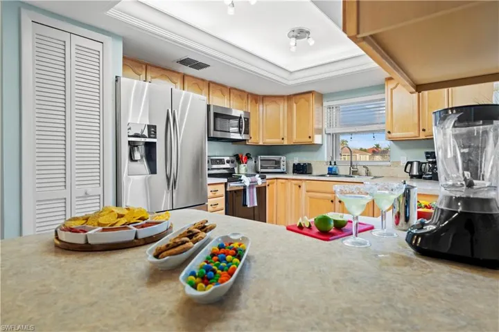 Kitchen breakfast bar