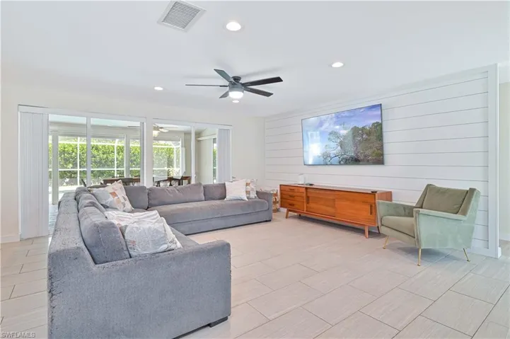8719 Crest Ln, Fort Myers, Florida 33907