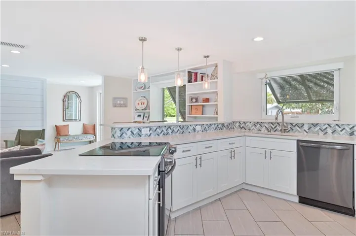 8719 Crest Ln, Fort Myers, Florida 33907