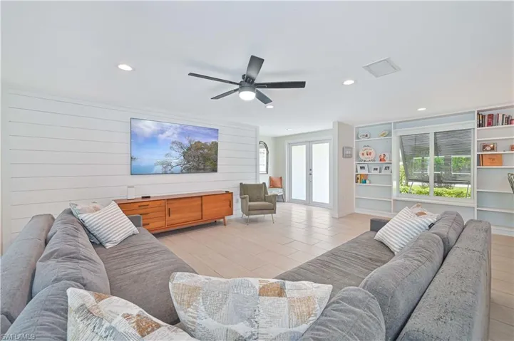 8719 Crest Ln, Fort Myers, Florida 33907