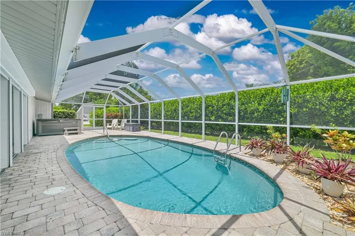 8719 Crest Ln, Fort Myers, Florida 33907