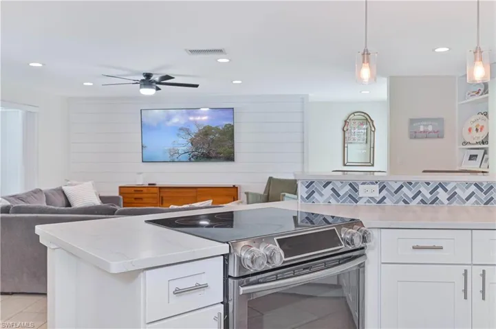 8719 Crest Ln, Fort Myers, Florida 33907