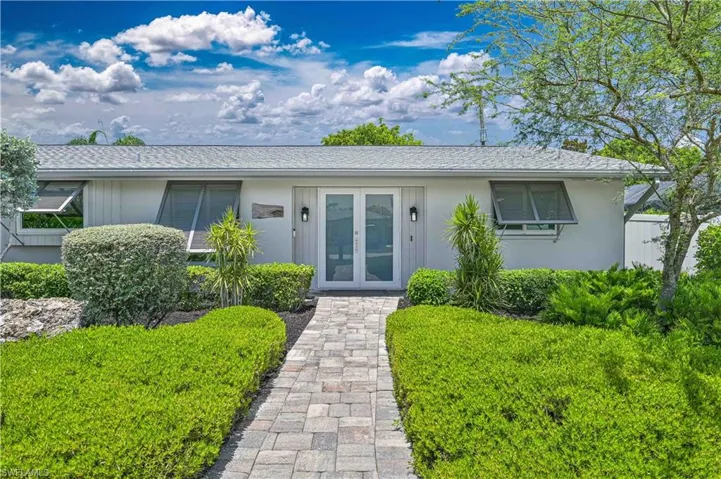 8719 Crest Ln, Fort Myers, Florida 33907