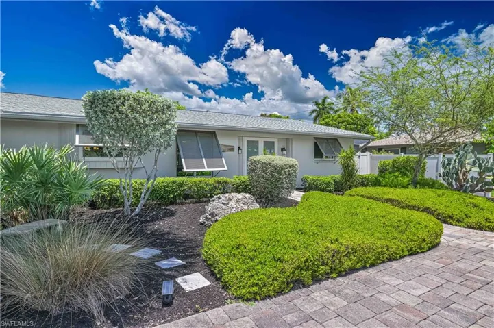 8719 Crest Ln, Fort Myers, Florida 33907