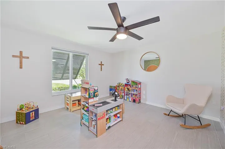 8719 Crest Ln, Fort Myers, Florida 33907