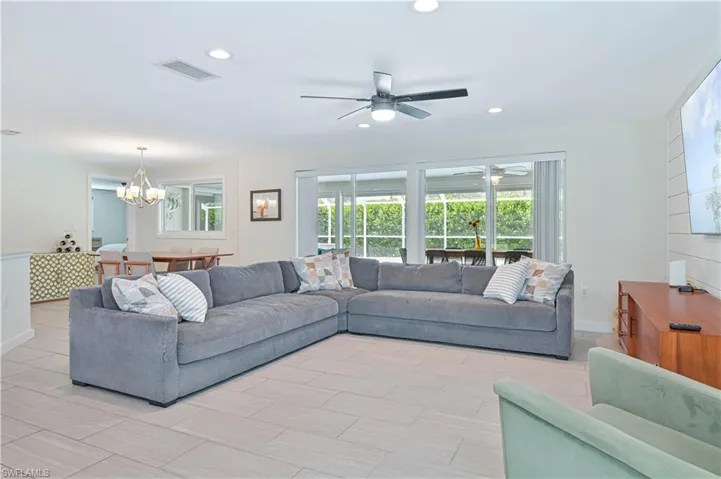 8719 Crest Ln, Fort Myers, Florida 33907