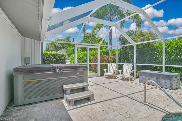8719 Crest Ln, Fort Myers, Florida 33907