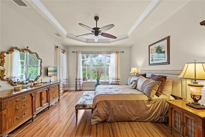 Master bedroom - tray ceiling w/crown molding