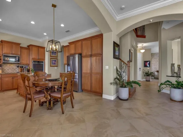 Kitchen w/ Breakfast Nook