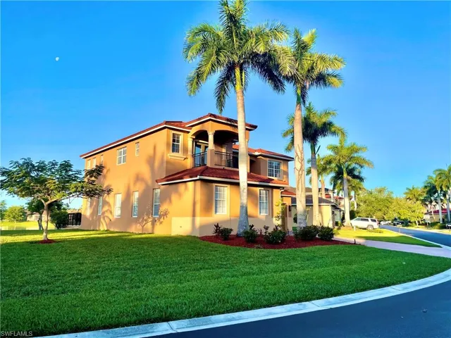 Huge Side Yard