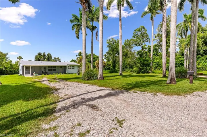 View of front of house featuring a front yard