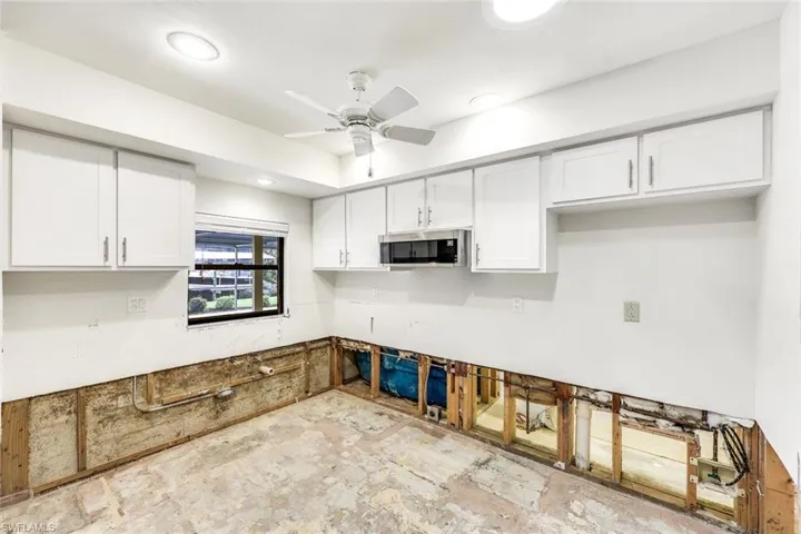 Large kitchen with plenty of lighting.