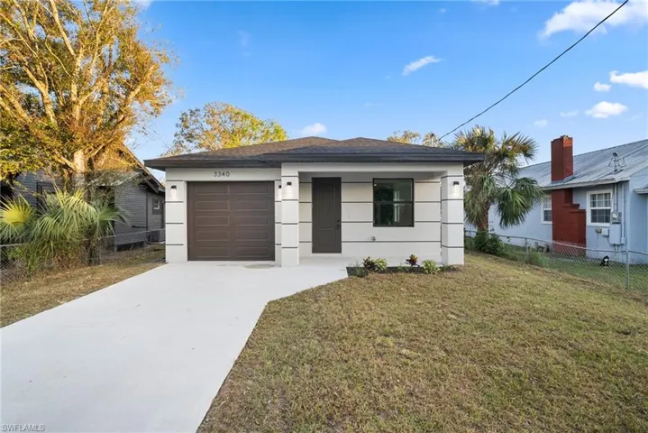 View of front facade featuring a front yard