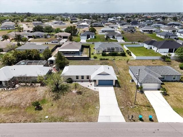 Birds eye view of property featuring a residential view