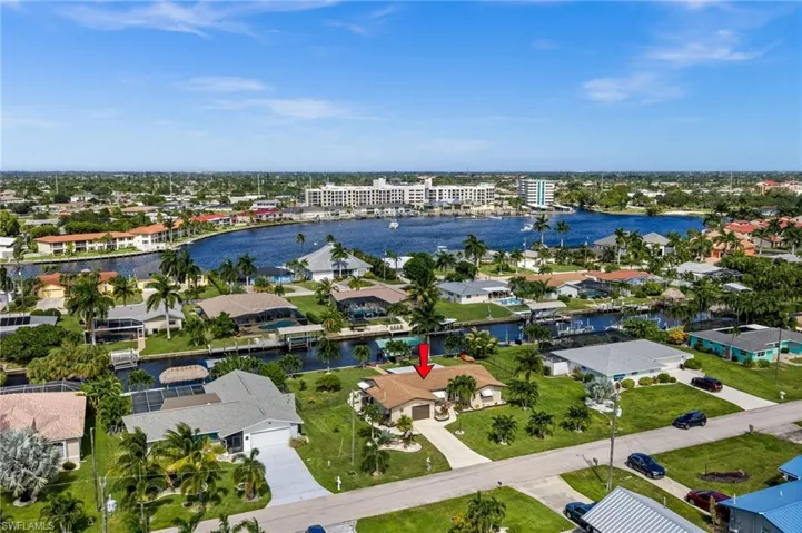 Welcome to 425 Pinecrest Ct! Close to Bimini Square's waterfront dining, shopping and more.