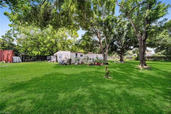 View of yard with a Barn