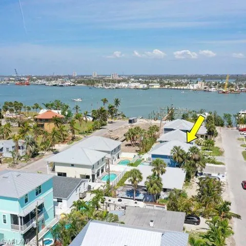 FULL SHOT OF HOUSE AND MARINA AND STONES THROW TO THE BAY.EXCELLENT FOR KAYAKERS.